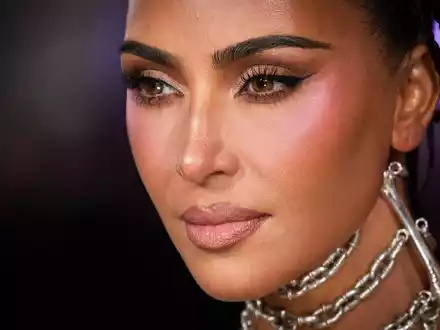 Kim Kardashian hat auf Instagram ein 20-teiliges Foto- und Videoalbum mit Eindrücken der vergangenen Wochen geteilt. (Archivbild) - Foto: Scott A Garfitt/Invision/dpa