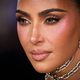 Kim Kardashian hat auf Instagram ein 20-teiliges Foto- und Videoalbum mit Eindrücken der vergangenen Wochen geteilt. (Archivbild) - Bild: Scott A Garfitt/Invision/dpa