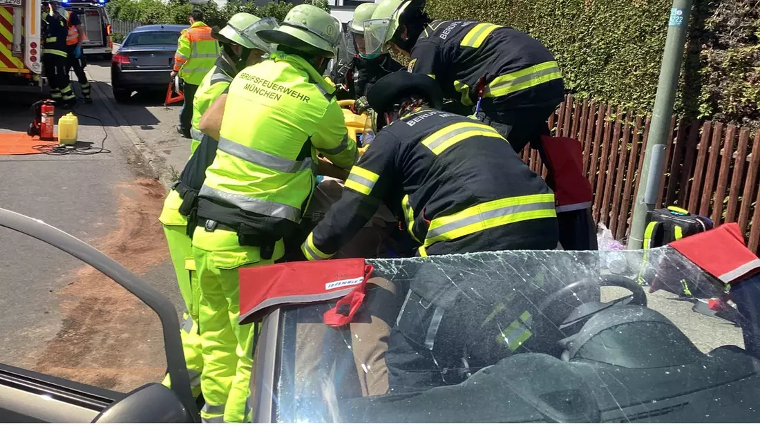FW-M: Schweres Gerät zur schonenden Rettung (Aubing) - Bild: presseportal.de