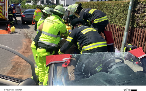 FW-M: Schweres Gerät zur schonenden Rettung (Aubing) - Bild: presseportal.de