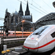 Die meisten Fernverkehrszüge auf deutschen Schienen tragen derzeit die Farben der Deutschen Bahn - doch zwei Konkurrenten wollen dem bundeseigenen Konzern Marktanteile abspenstig machen. (Archivbild) - Bild: Roberto Pfeil/dpa