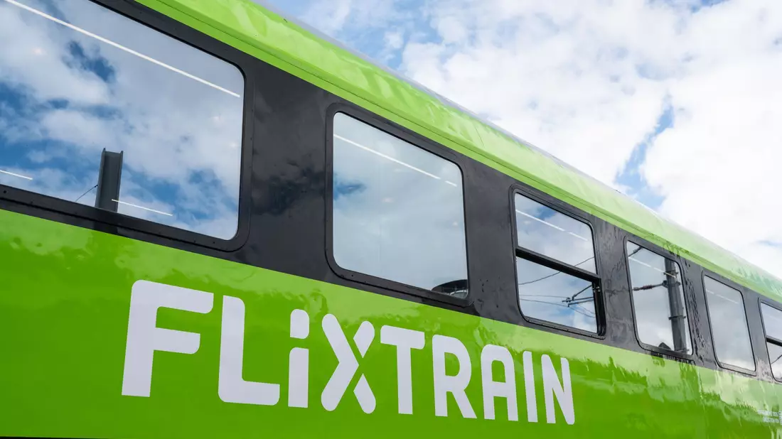 Neben den weiß-roten Zügen der DB und den tiefroten von Italo könnten bald auch mehr grüne von Flixtrain unterwegs sein - das Unternehmen aus München hat Dutzende neue Züge bestellt. (Archivbild) - Bild: Marius Becker/dpa
