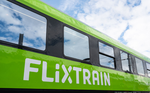 Neben den weiß-roten Zügen der DB und den tiefroten von Italo könnten bald auch mehr grüne von Flixtrain unterwegs sein - das Unternehmen aus München hat Dutzende neue Züge bestellt. (Archivbild) - Bild: Marius Becker/dpa