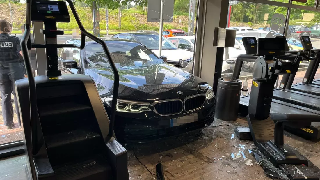 POL-BO: Scherben statt Cardio: Auto kracht in Fitnessstudio - keine Verletzten - Bild: presseportal.de