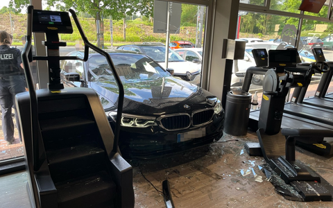 POL-BO: Scherben statt Cardio: Auto kracht in Fitnessstudio - keine Verletzten - Bild: presseportal.de