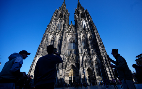 Touristen müssen für den Kölner Dom künftig Eintritt zahlen. (Archivbild) - Bild: Henning Kaiser/dpa