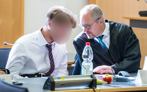 Knapp ein Jahr nach einem Axtangriff in einem ICE in Niederbayern hat der Prozess gegen den beschuldigten 21-jährigen Syrer begonnen. - Bild: Armin Weigel/dpa