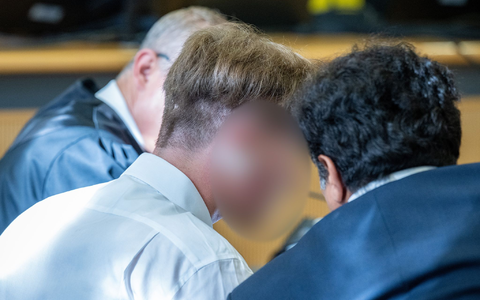 Dem Beschuldigten werden versuchter Totschlag und gefährliche Körperverletzung vorgeworfen. - Bild: Armin Weigel/dpa