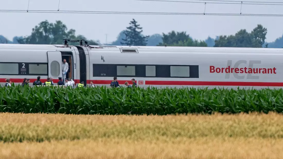 Knapp ein Jahr nach einem Axtangriff in einem ICE in Niederbayern beginnt der Prozess gegen den Beschuldigten. (Archivbild) - Bild: Armin Weigel/dpa
