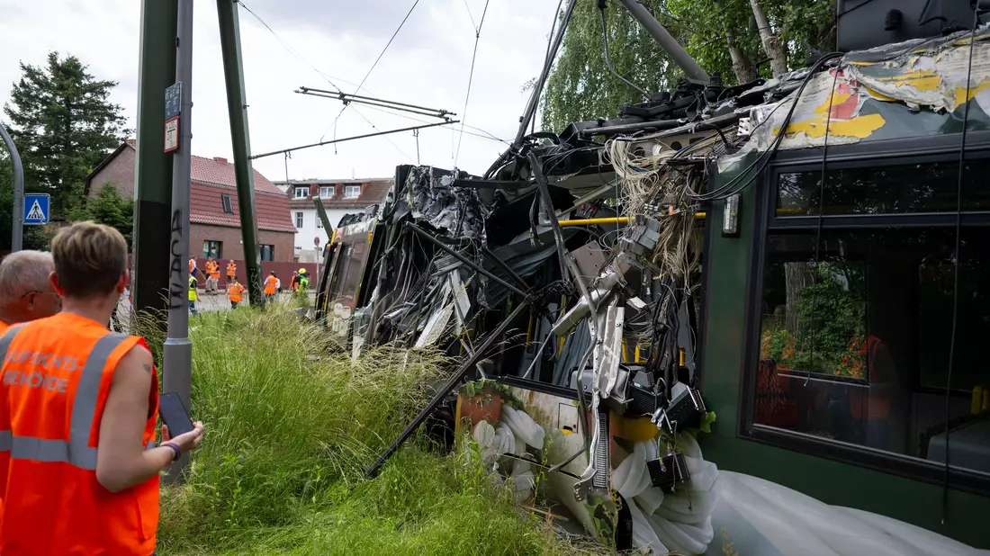 Eine Straßenbahn in Neu Hohenschönhausen ist entgleist. Bei dem Unfall gab es viele Verletzte. - Bild: Christophe Gateau/dpa
