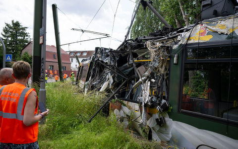 Eine Straßenbahn in Neu Hohenschönhausen ist entgleist. Bei dem Unfall gab es viele Verletzte. - Bild: Christophe Gateau/dpa