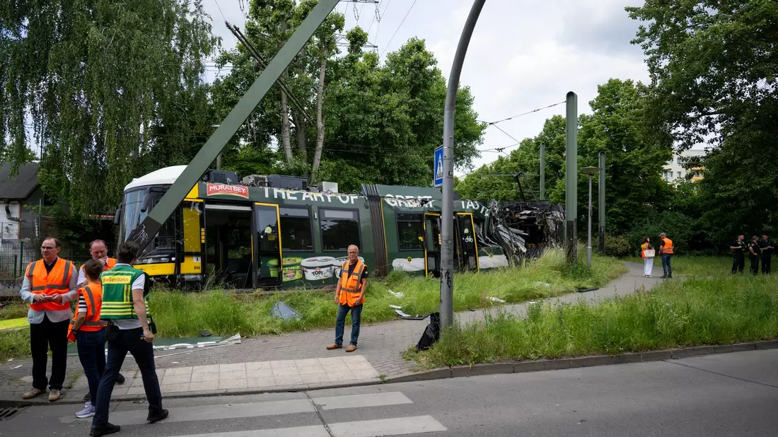 Eine Straßenbahn in Neu Hohenschönhausen ist entgleist. Bei dem Unfall gab es viele Verletzte.  - Bild: Christophe Gateau/dpa