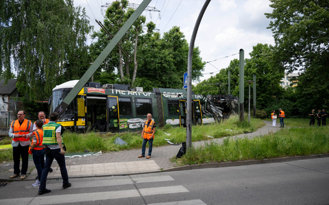 Eine Straßenbahn in Neu Hohenschönhausen ist entgleist. Bei dem Unfall gab es viele Verletzte.  - Bild: Christophe Gateau/dpa