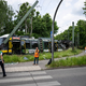 Eine Straßenbahn in Neu Hohenschönhausen ist entgleist. Bei dem Unfall gab es viele Verletzte.  - Bild: Christophe Gateau/dpa