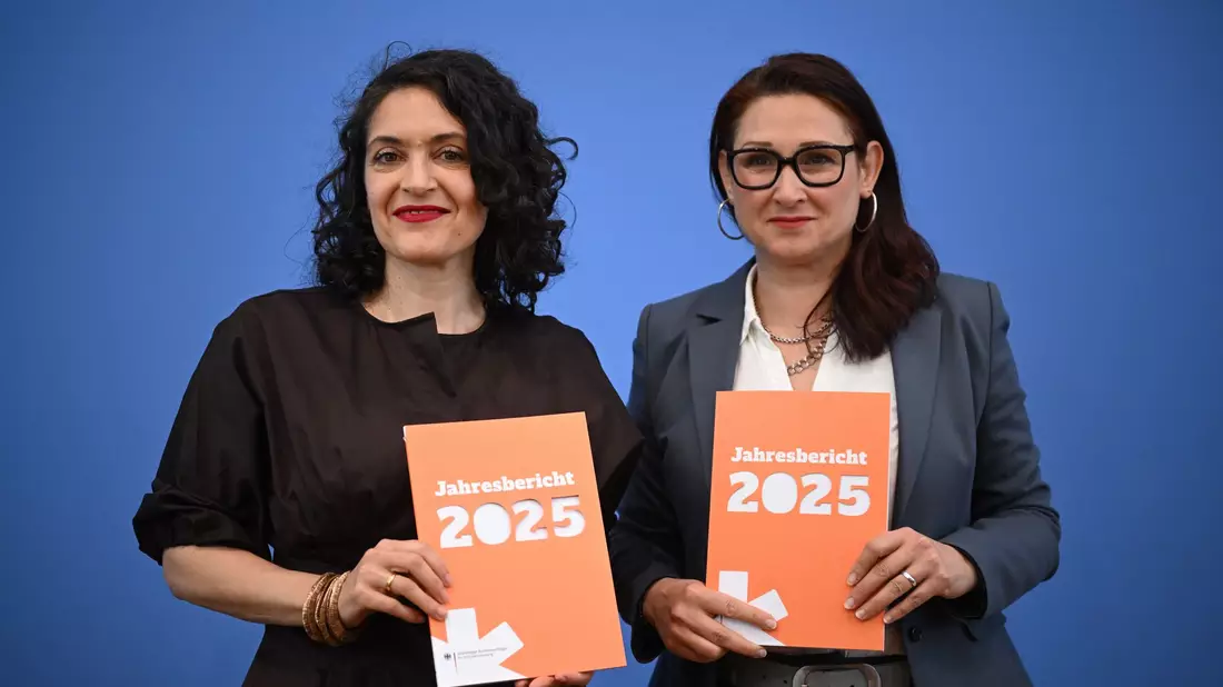 Eva Andrades vom Antidiskriminierungsverband präsentierte den Jahresbericht gemeinsam mit Ataman.  - Bild: Britta Pedersen/dpa