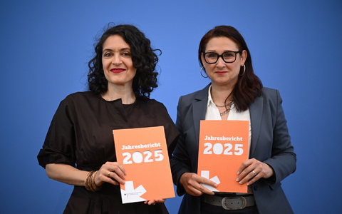 Eva Andrades vom Antidiskriminierungsverband präsentierte den Jahresbericht gemeinsam mit Ataman.  - Bild: Britta Pedersen/dpa