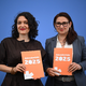 Eva Andrades vom Antidiskriminierungsverband präsentierte den Jahresbericht gemeinsam mit Ataman.  - Bild: Britta Pedersen/dpa