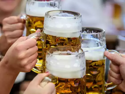 Das Wiesnbier wird eigens für das Volksfest gebraut und ist mit etwa sechs Prozent Alkoholgehalt besonders stark. (Archivbild) - Foto: Matthias Balk/dpa