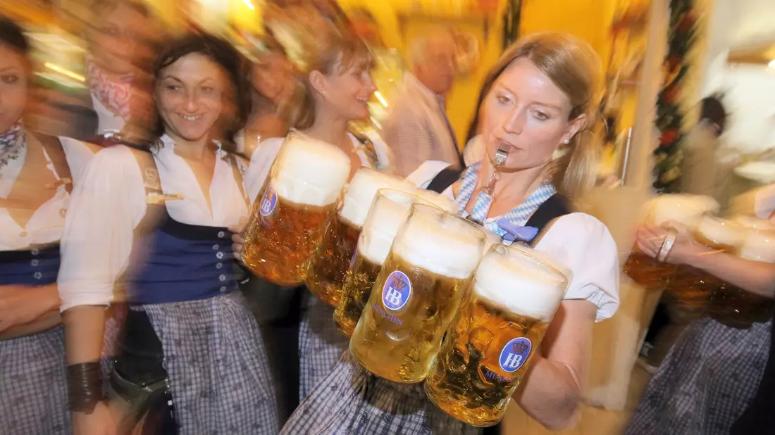 Die Wiesnmaß knackt in diesem Jahr die 15-Euro-Marke. (Archivbild) - Bild: picture alliance / dpa