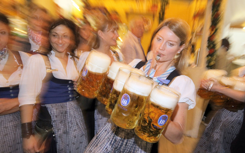 Die Wiesnmaß knackt in diesem Jahr die 15-Euro-Marke. (Archivbild) - Bild: picture alliance / dpa