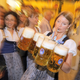Die Wiesnmaß knackt in diesem Jahr die 15-Euro-Marke. (Archivbild) - Bild: picture alliance / dpa