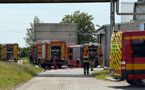 FW Dresden: Erneuter Brand im Pelletlager eines Heizkraftwerks - Bild: presseportal.de