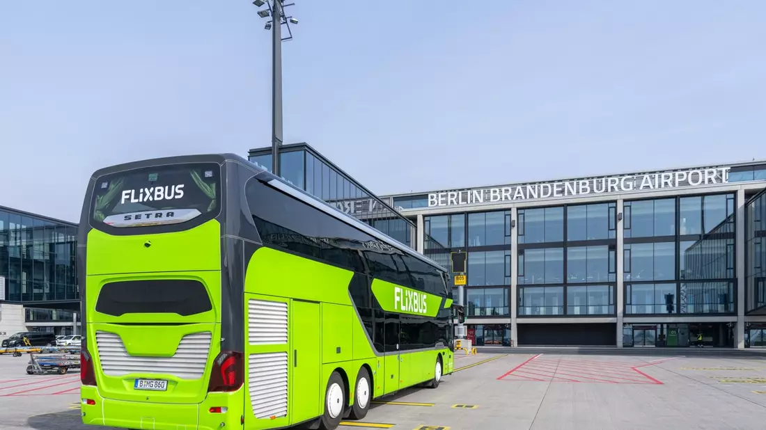 FlixBus baut Angebot am Hauptstadtflughafen deutlich aus / BER für Reisende aus Ostdeutschland noch besser erreichbar - Bild: presseportal.de