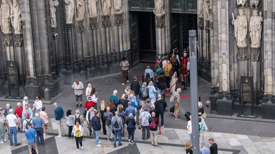 Für den Eintritt brauchen Dom-Besucher künftig Tickets. - Bild: Benjamin Westhoff/dpa