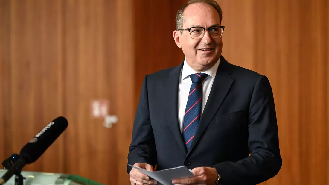 Bei einer kurzfristig anberaumten Pressekonferenz erklärt Bundesinnenminister Alexander Dobrindt (CSU), warum er große Hoffnungen in die nun vereinbarte EU-Verordnung setzt. - Bild: Britta Pedersen/dpa