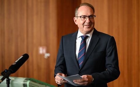 Bei einer kurzfristig anberaumten Pressekonferenz erklärt Bundesinnenminister Alexander Dobrindt (CSU), warum er große Hoffnungen in die nun vereinbarte EU-Verordnung setzt. - Bild: Britta Pedersen/dpa