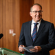 Bei einer kurzfristig anberaumten Pressekonferenz erklärt Bundesinnenminister Alexander Dobrindt (CSU), warum er große Hoffnungen in die nun vereinbarte EU-Verordnung setzt. - Bild: Britta Pedersen/dpa
