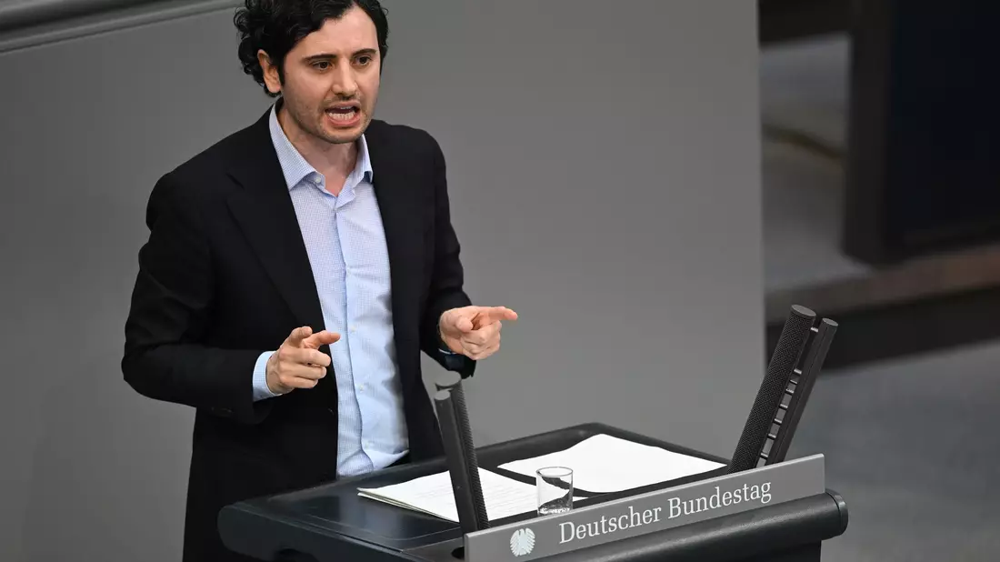 Hakan Demir, Innenpolitiker der SPD, spricht mit Blick auf die geplanten Rückführungszentren in Drittstaaten von einer «Phantomdebatte». (Archivfoto) - Bild: Markus Lenhardt/dpa