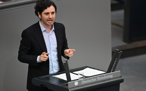 Hakan Demir, Innenpolitiker der SPD, spricht mit Blick auf die geplanten Rückführungszentren in Drittstaaten von einer «Phantomdebatte». (Archivfoto) - Bild: Markus Lenhardt/dpa