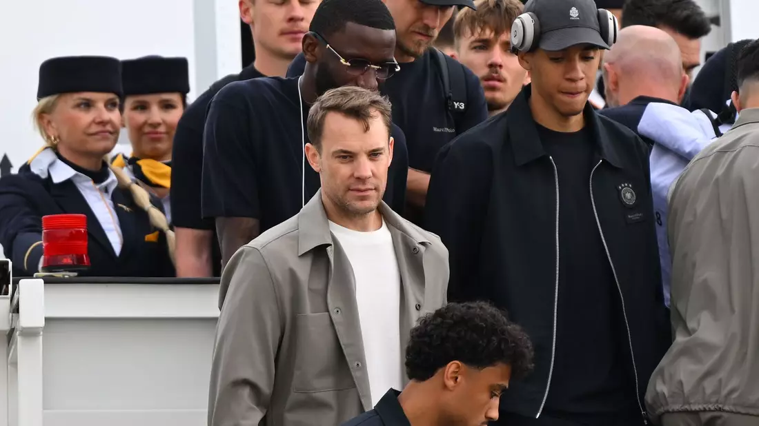 Abflug in die USA: Torwart Manuel Neuer (M) und Co. starten die WM-Mission. - Bild: Florian Wiegand/dpa