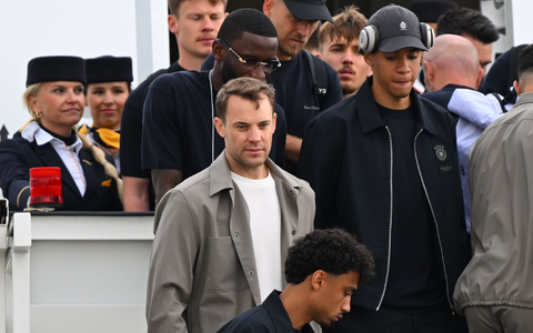 Abflug in die USA: Torwart Manuel Neuer (M) und Co. starten die WM-Mission. - Bild: Florian Wiegand/dpa