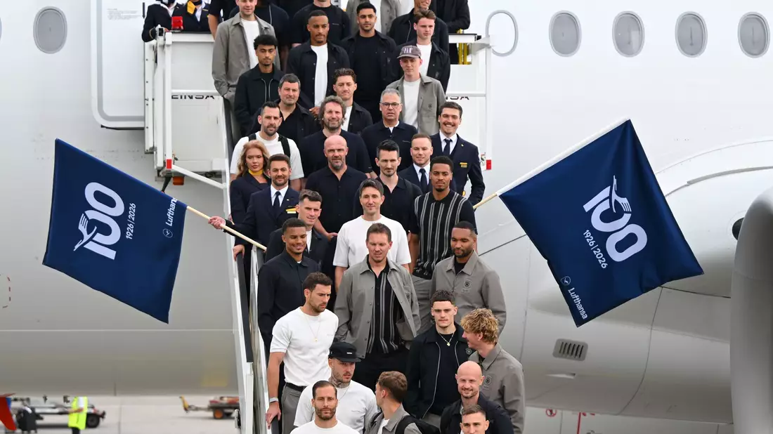 Einmal lächeln, bitte: die Nationalelf kurz vor dem Abflug. - Bild: Florian Wiegand/dpa