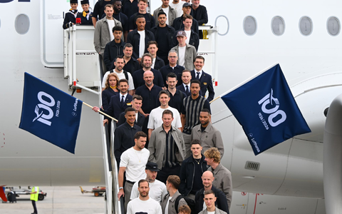 Einmal lächeln, bitte: die Nationalelf kurz vor dem Abflug. - Bild: Florian Wiegand/dpa