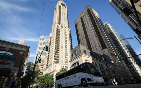 Im «Waldorf Astoria» (l, weiß) logieren die Nationalspieler in Chicago.  - Bild: Christian Charisius/dpa