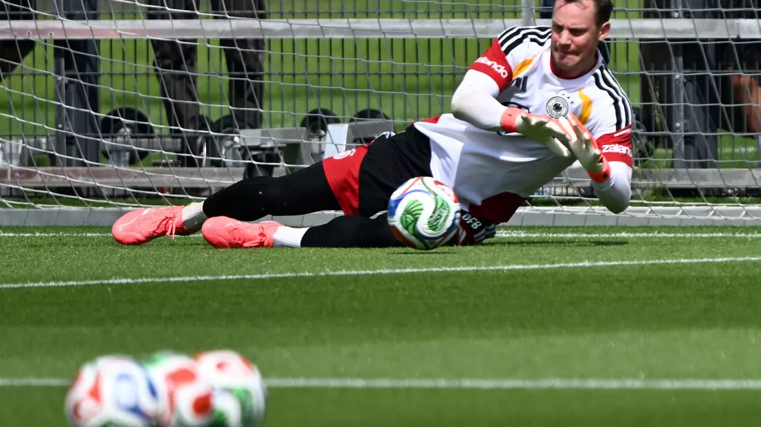 Manuel Neuer könnte bei der WM-Generalprobe gegen die USA sein Länderspiel-Comeback feiern.  - Bild: Federico Gambarini/dpa
