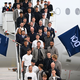 Los geht's: Die Nationalspieler und Bundestrainer Julian Nagelsmann auf der Gangway. - Bild: Florian Wiegand/dpa