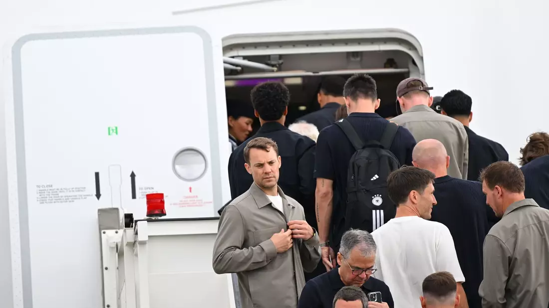 Kurz vor dem Start: Torwart Manuel Neuer (l) und Co. starten die WM-Mission. - Bild: Florian Wiegand/dpa