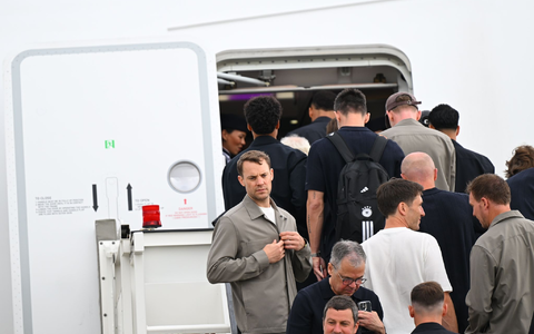 Kurz vor dem Start: Torwart Manuel Neuer (l) und Co. starten die WM-Mission. - Bild: Florian Wiegand/dpa