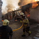 Rettungskräfte löschen ein Feuer in einer Kiewer Autowerkstatt, die durch einen russischen Angriff beschädigt wurde. - Bild: Evgeniy Maloletka/AP/dpa