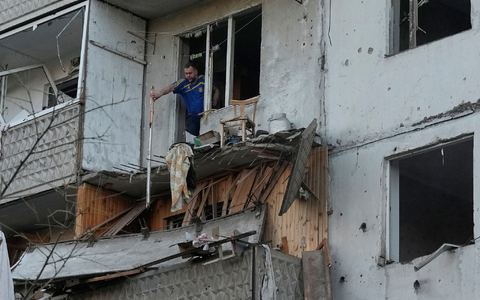 Ein Mann räumt in Kiew Trümmer an seinem Wohnhaus raus, das nach einem russischen Raketeneinschlag beschädigt wurde. - Bild: Efrem Lukatsky/AP/dpa