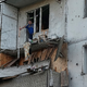 Ein Mann räumt in Kiew Trümmer an seinem Wohnhaus raus, das nach einem russischen Raketeneinschlag beschädigt wurde. - Bild: Efrem Lukatsky/AP/dpa