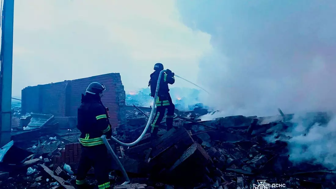 Auf diesem vom ukrainischen Katastrophenschutz zur Verfügung gestellten Foto löschen Rettungskräfte ein Feuer in einem Wohnhaus in Dnipro, das bei einem Angriff zerstört wurde. - Bild: Uncredited/Ukrainian Emergency Service/AP/dpa