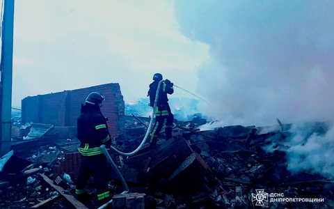 Auf diesem vom ukrainischen Katastrophenschutz zur Verfügung gestellten Foto löschen Rettungskräfte ein Feuer in einem Wohnhaus in Dnipro, das bei einem Angriff zerstört wurde. - Bild: Uncredited/Ukrainian Emergency Service/AP/dpa