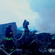 Auf diesem vom ukrainischen Katastrophenschutz zur Verfügung gestellten Foto löschen Rettungskräfte ein Feuer in einem Wohnhaus in Dnipro, das bei einem Angriff zerstört wurde. - Bild: Uncredited/Ukrainian Emergency Service/AP/dpa