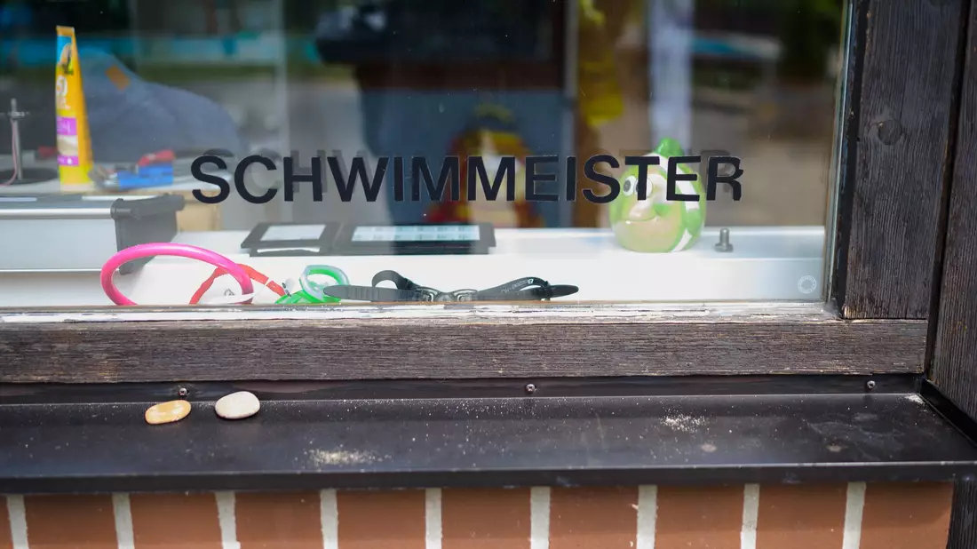 Der Bundesverband Deutscher Schwimmmeister fordert schärfere Regeln für Kinder und Jugendliche, die nicht gut schwimmen können. (Symbolbild) - Bild: Philipp Schulze/dpa
