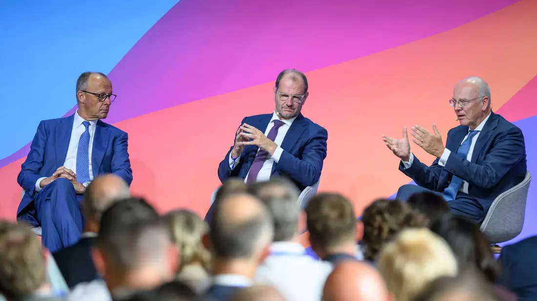 Merz diskutiert auf dem Wirtschaftsforum. - Bild: Patrick Pleul/dpa